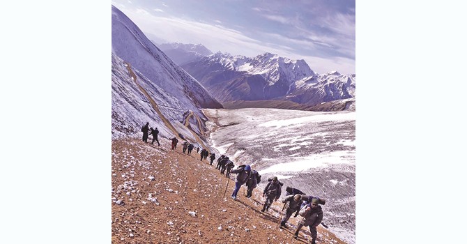 हिउँ छिचोल्दै हिल्सामा पुग्यो सशस्त्र प्रहरी