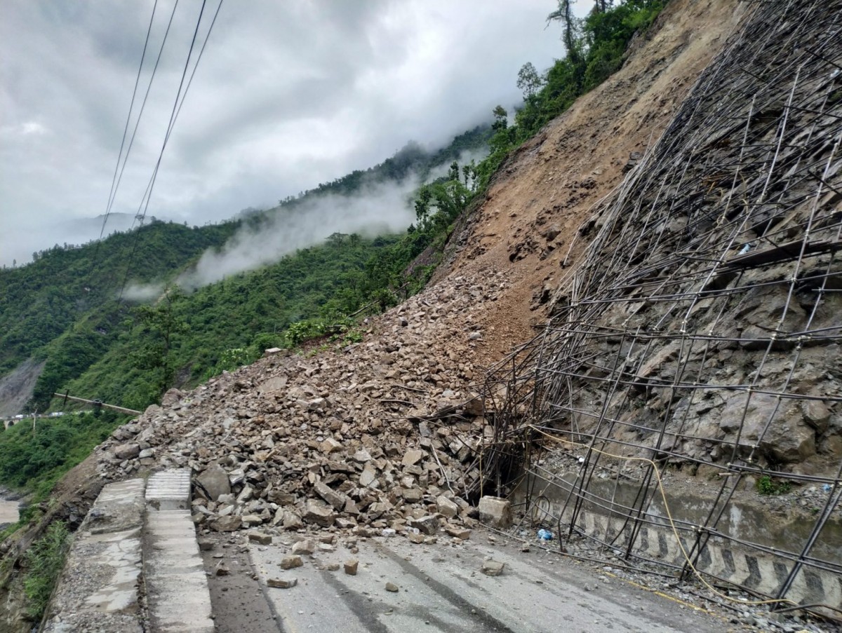 पहिरो पछि अवरुद्ध नारायणगढ–मुग्लिन सडक खण्ड एकतर्फी सञ्चालन