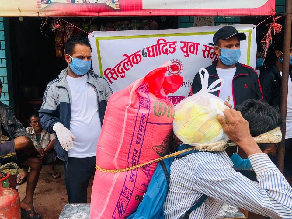 सिद्धलेक ७ आदमटारका युवाहरुको सहयोगमा खाद्यन्न सामग्री वितरण