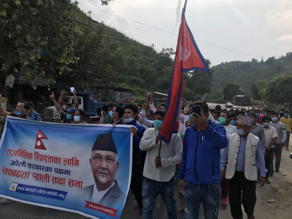 प्रधानमन्त्री ओलीको समर्थनमा धादिङको थाक्रेमा प्रर्दशन