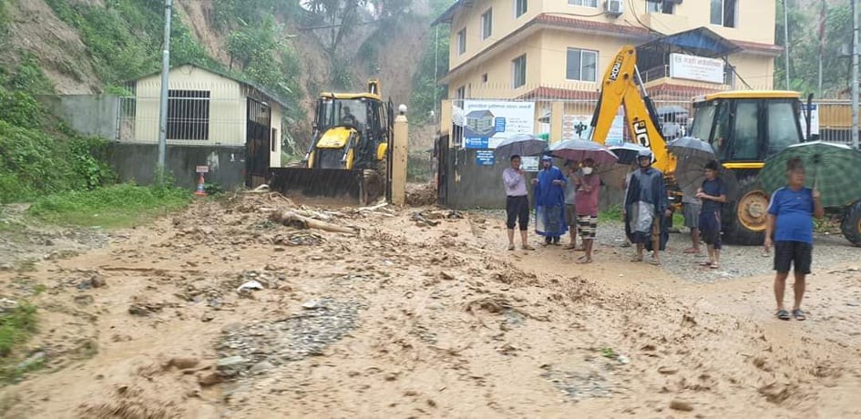 गजुरी गाउँपालिको कार्यालय भवन पहिरोले क्षती