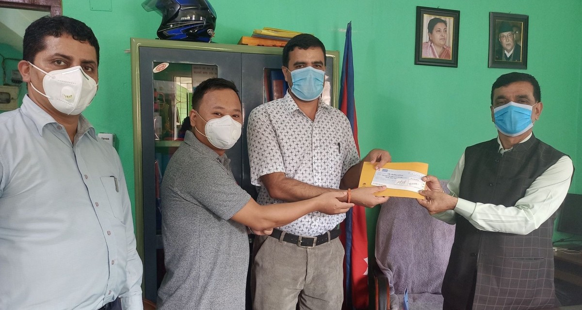 सहास नेपालद्वारा मानविय सहायताको लागि थाक्रे गाउँपालिकालाई ३ लाख ४३ हजार आर्थिक सहयोग