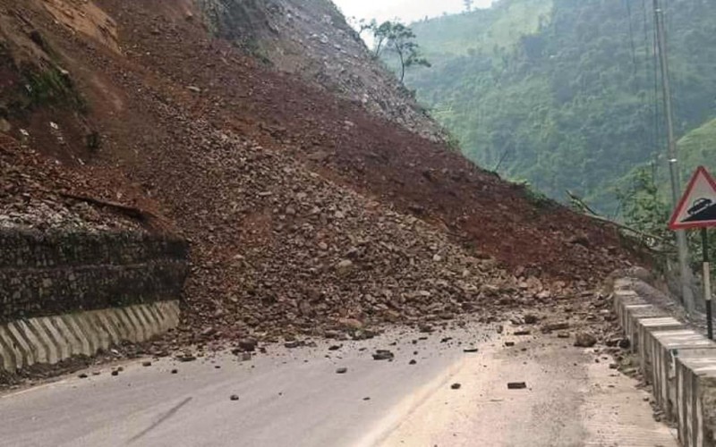 पहिरोका कारण मुग्लिन-नारायणगढ सडक खण्ड अवरुद्ध