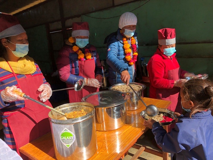 कोभिड-१९ का कारण रोकिएको दिवा खाजा कार्यक्रम सुचारु