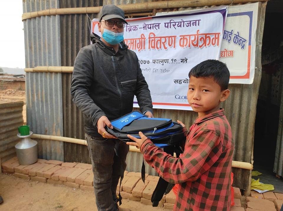 प्रयास नेपालद्धारा इँट्टा उद्योगमा काम गर्ने मजदुरका बालबालिकालाई शैक्षिक सामग्री वितरण