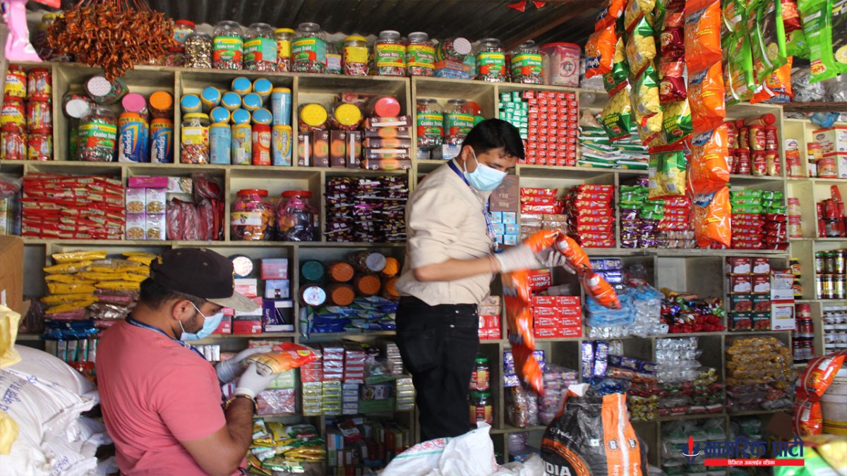 धादिङमा बजार अनुगमन : धार्के, खानीखोला र सिम्लेको पसलबाट ठुलो सङ्ख्यामा म्याद गुज्रिएका सामान जफत