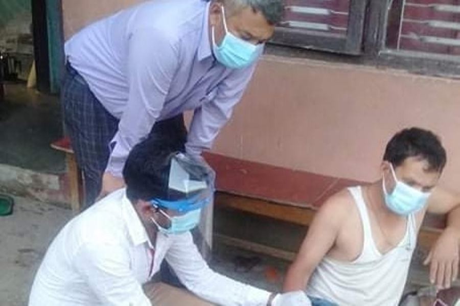 संक्रमित नागरिकको स्वास्थ्य अबस्था बुझ्न गल्छि ६ का वडा अध्यक्ष श्रेष्ठ घर घर पुग्दै