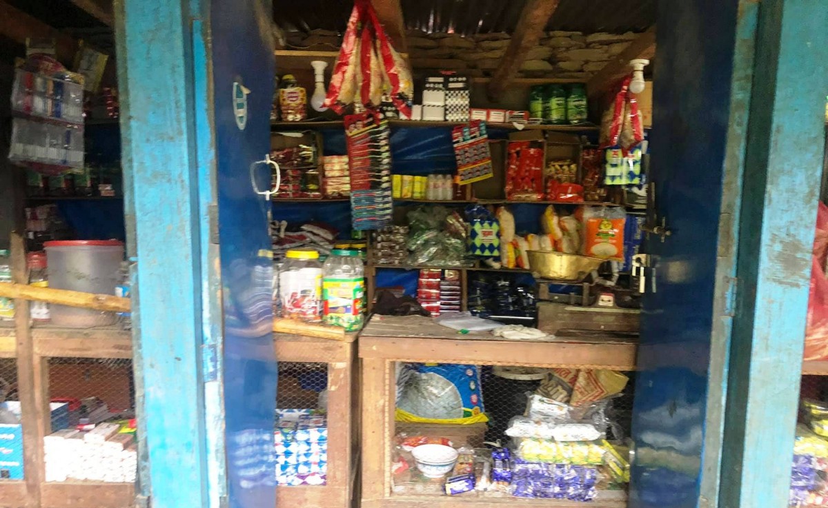 आरुघाट स्थित न्यू राजेश किराना स्टोरलाई २० हजार जरिवाना