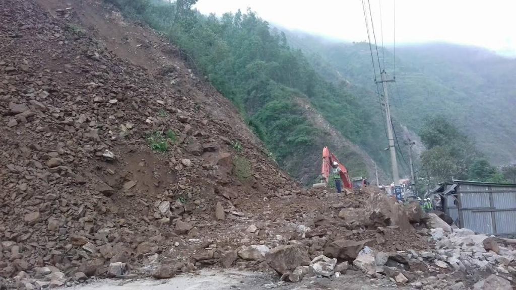 चितवनमा बाढी पहिरोमा परि ४ जना बेपत्ता