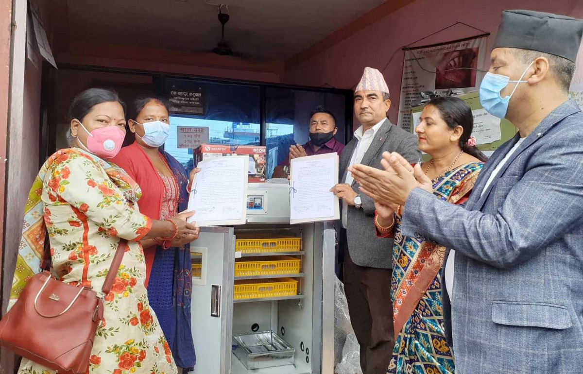 धुनिवेशी नगरपालिकाद्धारा चल्ला कोरल्ने मेसिन हस्तान्तरण