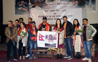 सगरमाथा आरोहण गर्दै  अभिनेत्री दीया पुन