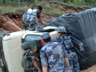 मतपेटिका बोकेको गाडी दुर्घटना