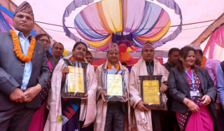 धुनिवेशीका मेयर, उपमेयर, पुर्व उपमेयर सहित अन्य व्यक्तित्वहरु सम्मानित