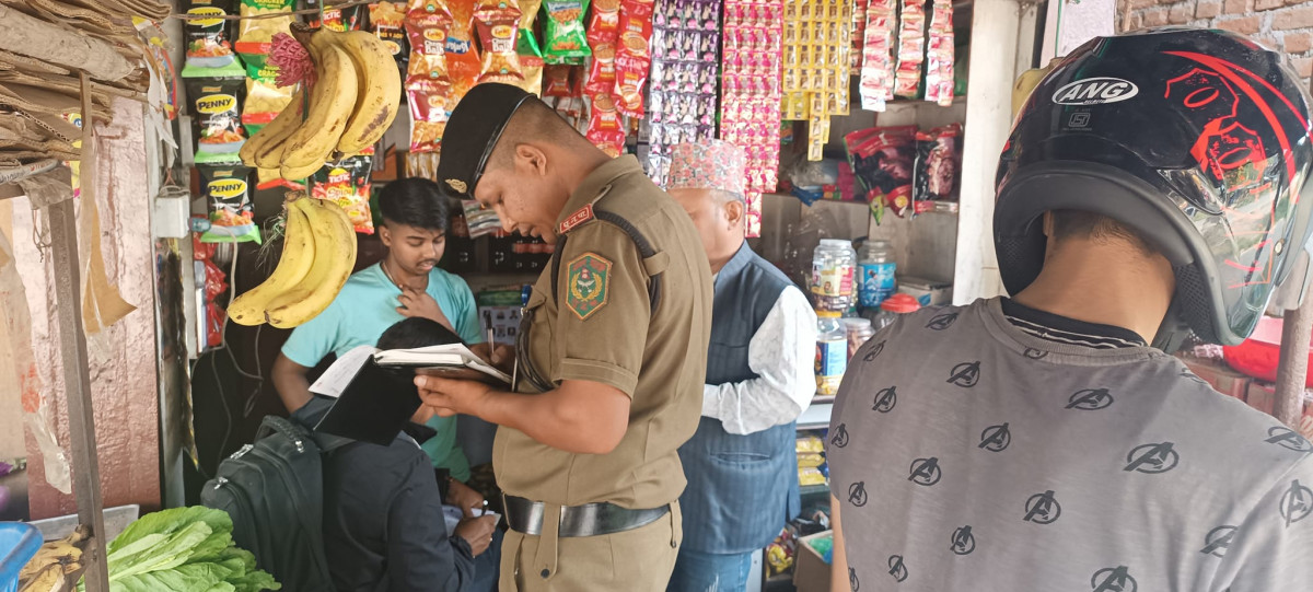 धुनिवेशी नगरपालिकाद्धारा धार्के बजारको अनुगमन,व्यवसायीलाई दर्ता र नविकरण गर्न निर्देशन