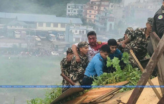 सौर्य एअरलाइन्सको विमान दुर्घटनापछि जोखिमपूर्ण अवस्थाबाट पाइलटको उद्धार गर्ने प्रहरी पुरस्कृत