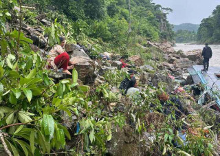 आँबुखैरेनीको ऎना पहराबाट मर्स्याङ्दीमा बस खस्यो