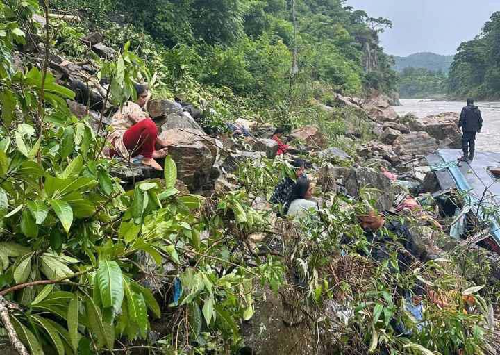 आँबुखैरेनीको ऎना पहराबाट मर्स्याङ्दीमा बस खस्यो
