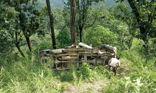 अर्घाखाँचीको हिलेखोलामा जीप दुर्घटना हुँदा  १ जनाको मृत्यु, ९ जना घाइते
