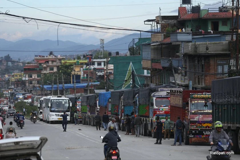 चितवनदेखि काठमाडौँसम्म  ठुला सवारी सञ्चालनमा रोक