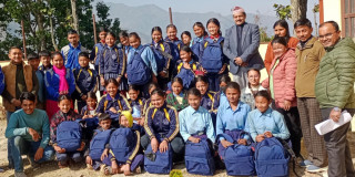 बेनीघाट रोराङको राष्ट्रिय माध्यमिक विद्यालयमा शैक्षिक सामग्री वितरण