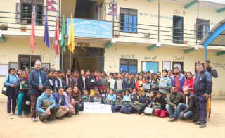 बेनीघाट रोराङका विपन्न विद्यार्थी महिनावारी स्वच्छता र शैक्षिक सामग्री पाउँदा खुसी
