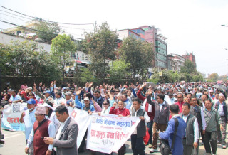 काठमाडौंको नयाँ बानेश्वरमा शिक्षकहरूले दिए धर्ना