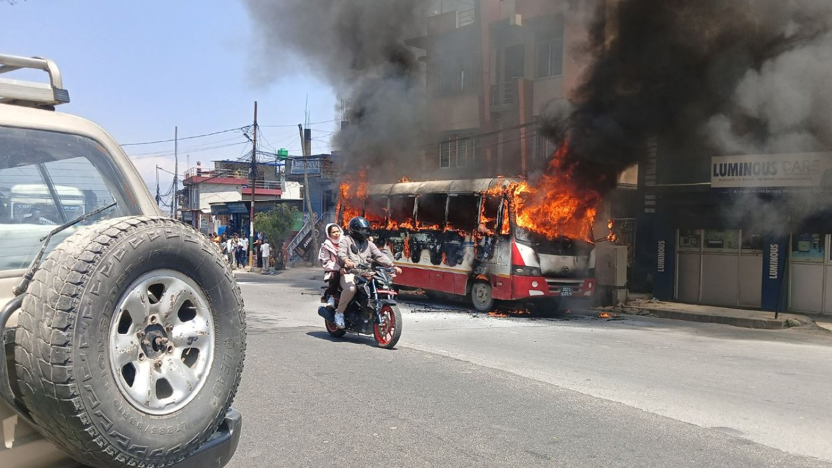चितवनमा गुडिरहेको बसमा अचानक आगलागी