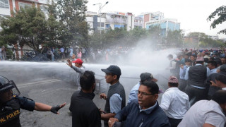 आन्दोलनरत शिक्षक र प्रहरीबीच झडप, १ जना पत्रकार सहित ६० जना शिक्षक घाइते