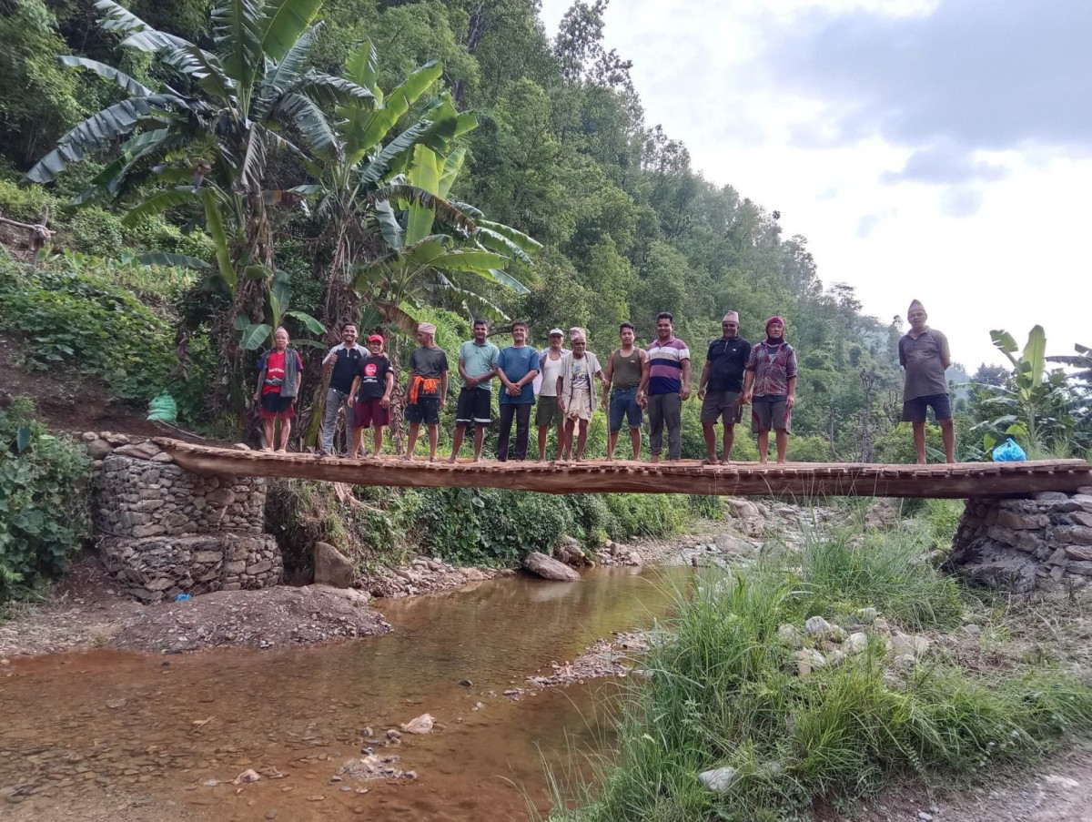 श्रमदान मार्फत मिनी सिटी र स्मार्ट सिटी जोड्न काठे पूल निर्माण